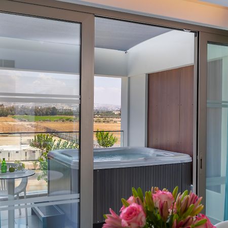 Ivi Mare - Designed For Adults By Louis Hotels Geroskipou Dış mekan fotoğraf A hot tub on a balcony