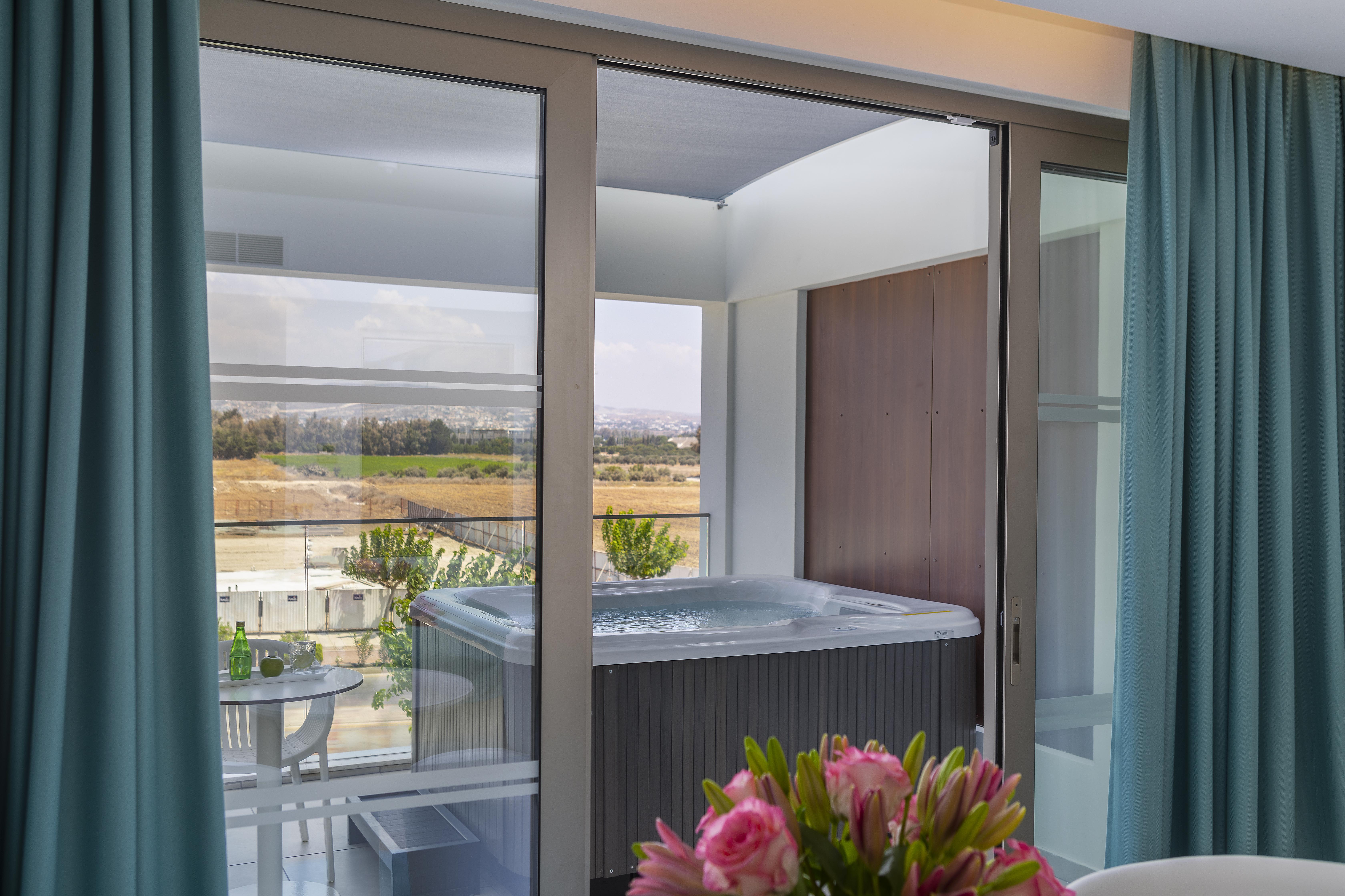 Ivi Mare - Designed For Adults By Louis Hotels Geroskipou Dış mekan fotoğraf A hot tub on a balcony
