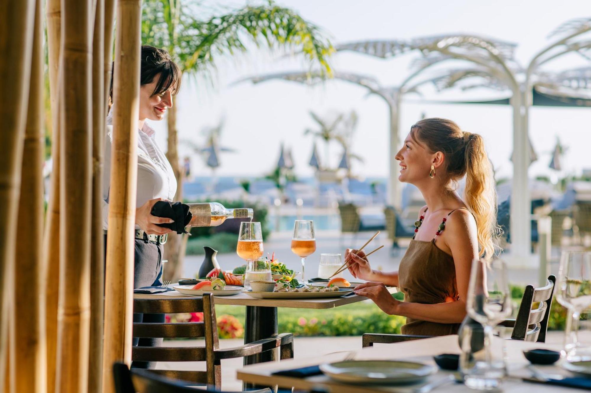 Ivi Mare - Designed For Adults By Louis Hotels Geroskipou Dış mekan fotoğraf A waitress serving a guest at a restaurant