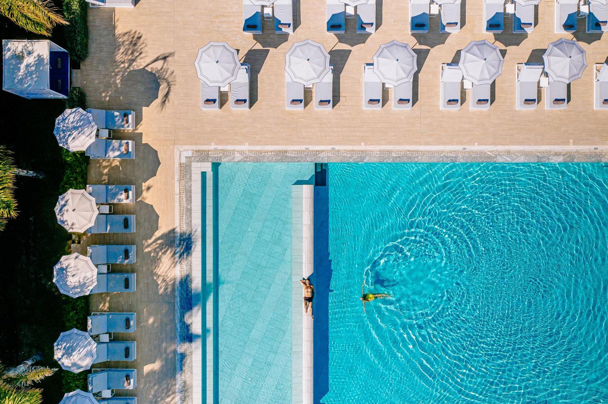 Ivi Mare - Designed For Adults By Louis Hotels Geroskipou Dış mekan fotoğraf Aerial view of the pool at the Hotel du Cap-Eden-Roc, Cap d'Antibes, France