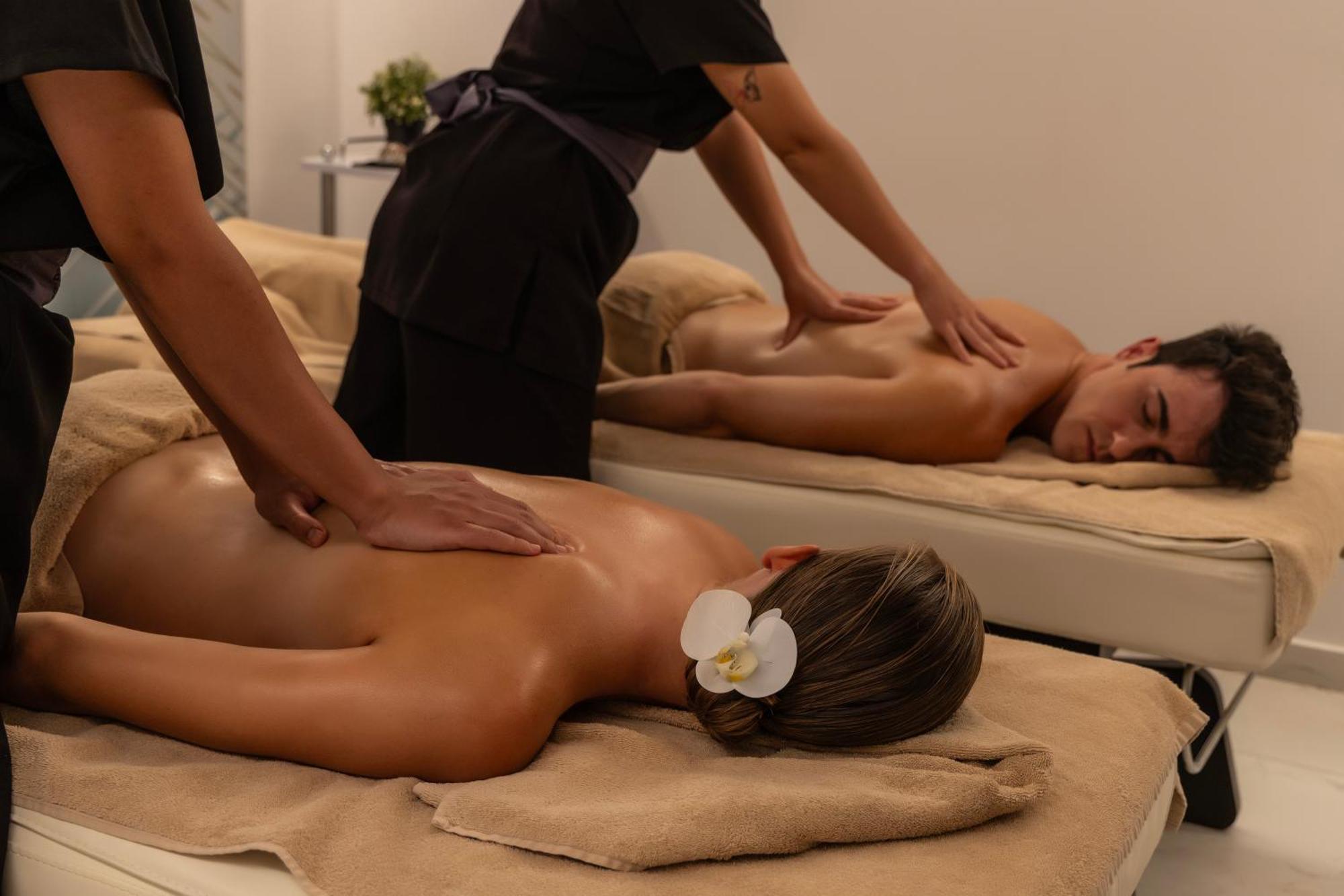Ivi Mare - Designed For Adults By Louis Hotels Geroskipou Dış mekan fotoğraf Massage therapists working on a couple
