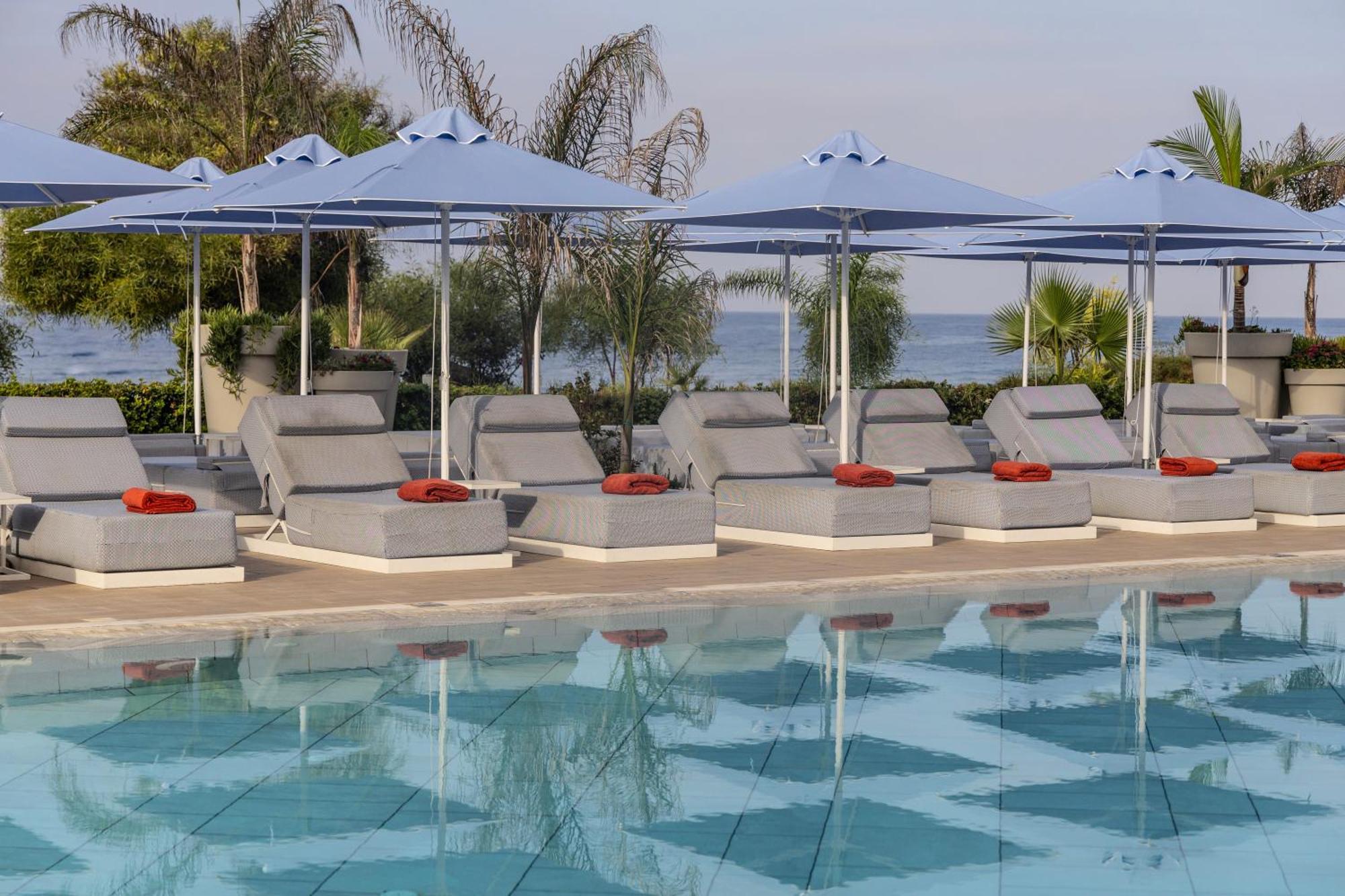 Ivi Mare - Designed For Adults By Louis Hotels Geroskipou Dış mekan fotoğraf Pool at the Westin Athens