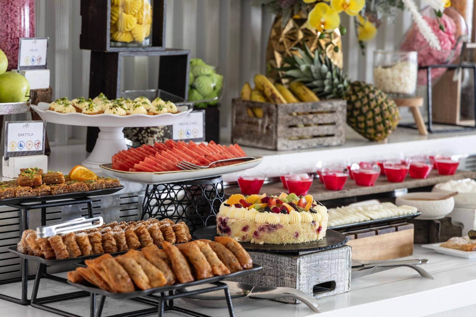 Ivi Mare - Designed For Adults By Louis Hotels Geroskipou Dış mekan fotoğraf A buffet at a hotel