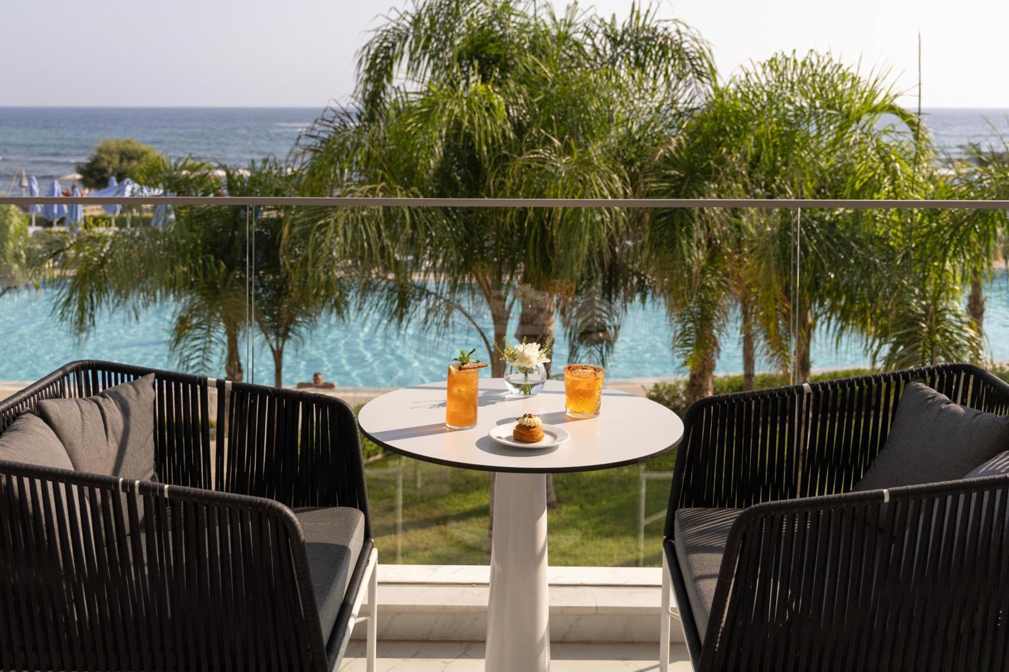 Ivi Mare - Designed For Adults By Louis Hotels Geroskipou Dış mekan fotoğraf A balcony at the hotel