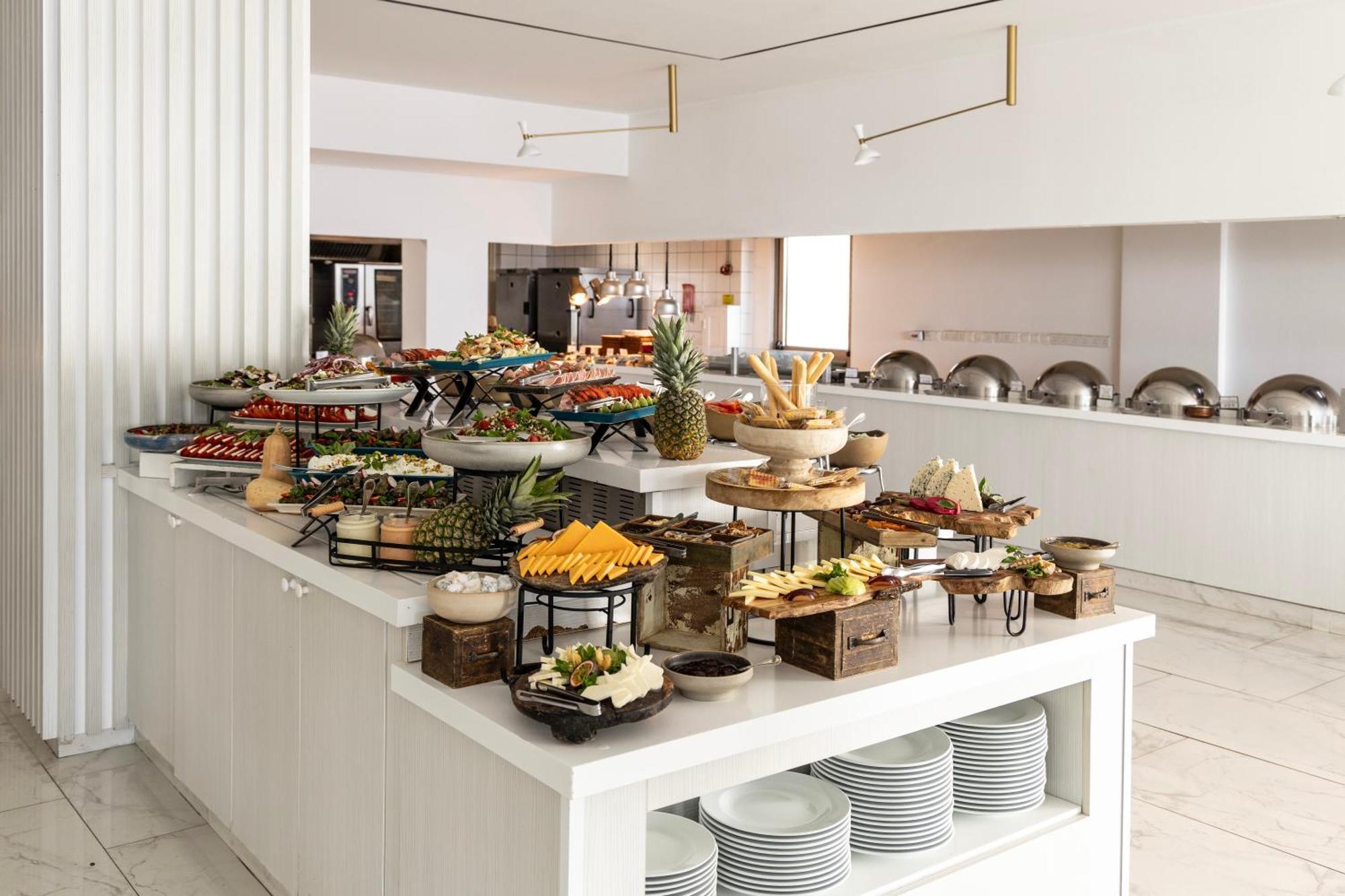 Ivi Mare - Designed For Adults By Louis Hotels Geroskipou Dış mekan fotoğraf A buffet at a hotel
