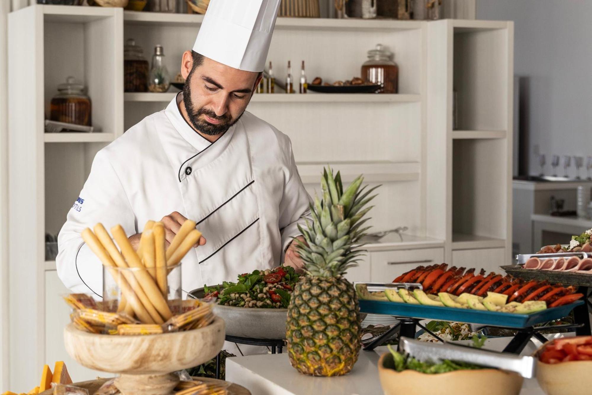 Ivi Mare - Designed For Adults By Louis Hotels Geroskipou Dış mekan fotoğraf A chef preparing food