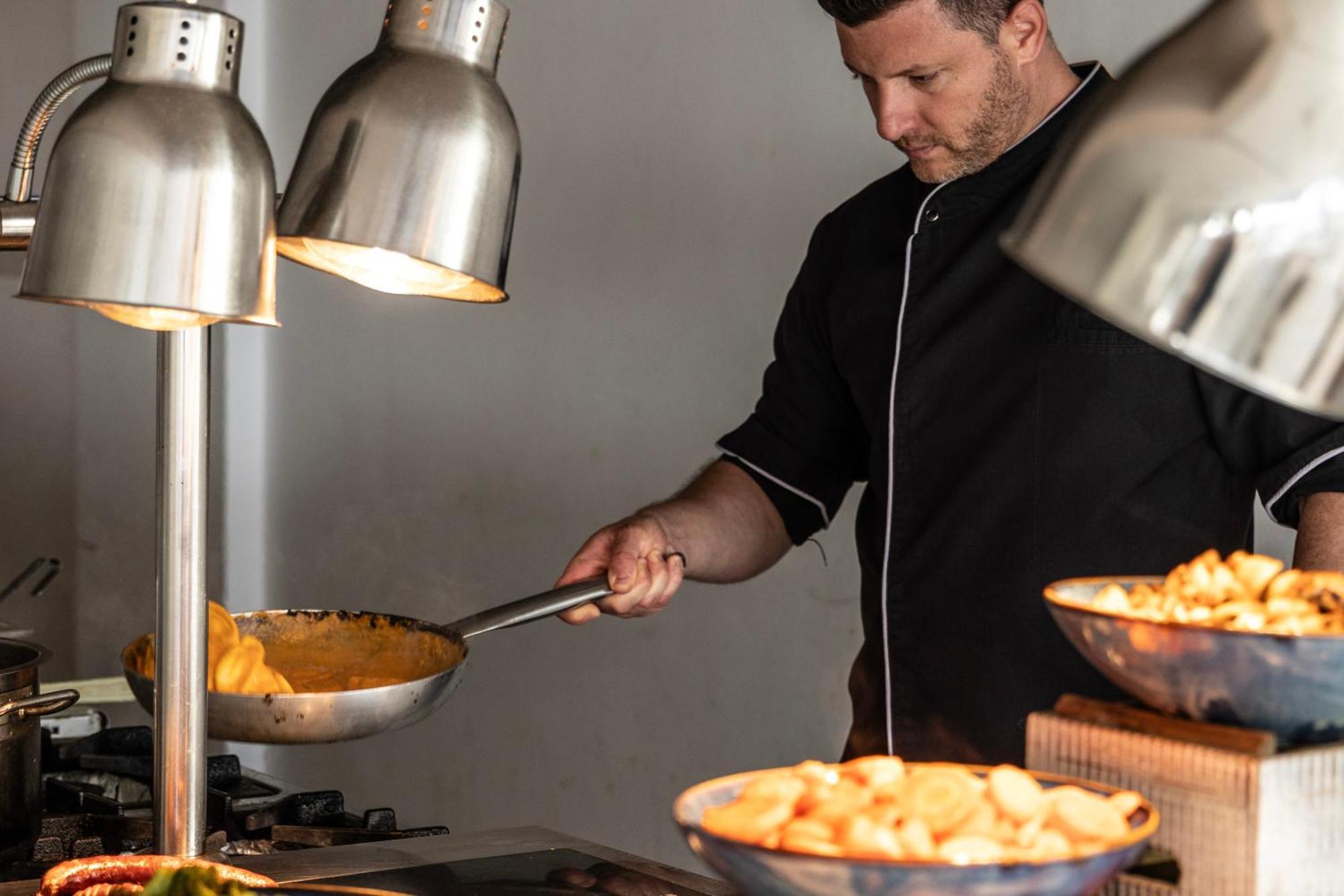 Ivi Mare - Designed For Adults By Louis Hotels Geroskipou Dış mekan fotoğraf A chef at work
